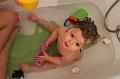2013-12-30 Zelie assise dans le bain et Tim 018